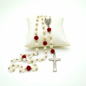 Chapelet en chaine argentée, grains en verre blancs, et croix avec Christ