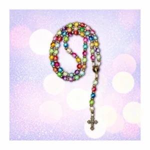 Chapelet perle de verre multicolore dégradée 8 mm et perle blanche en acrylique 10 mm. Croix dorée