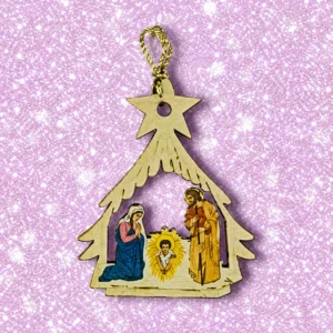 Nativité forme sapin en bois à suspendre dans sapin. H. 8 cm
