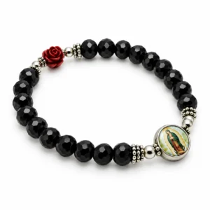 Bracelet semi cristal noir avec une rose et médaille Sainte Rita.