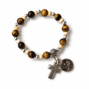 Bracelet dizainier sur élastique pour enfant.Grains en bois et oeil de tigre. Croix en métal avec médaille de Ste Rita
