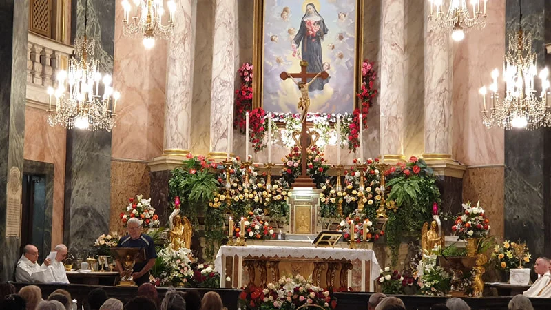 Autel de l'église Sainte Rita de Nice pendant une célébration