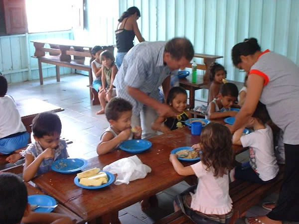 Enfants partageant un repas dans une mission des Oblats au Brésil